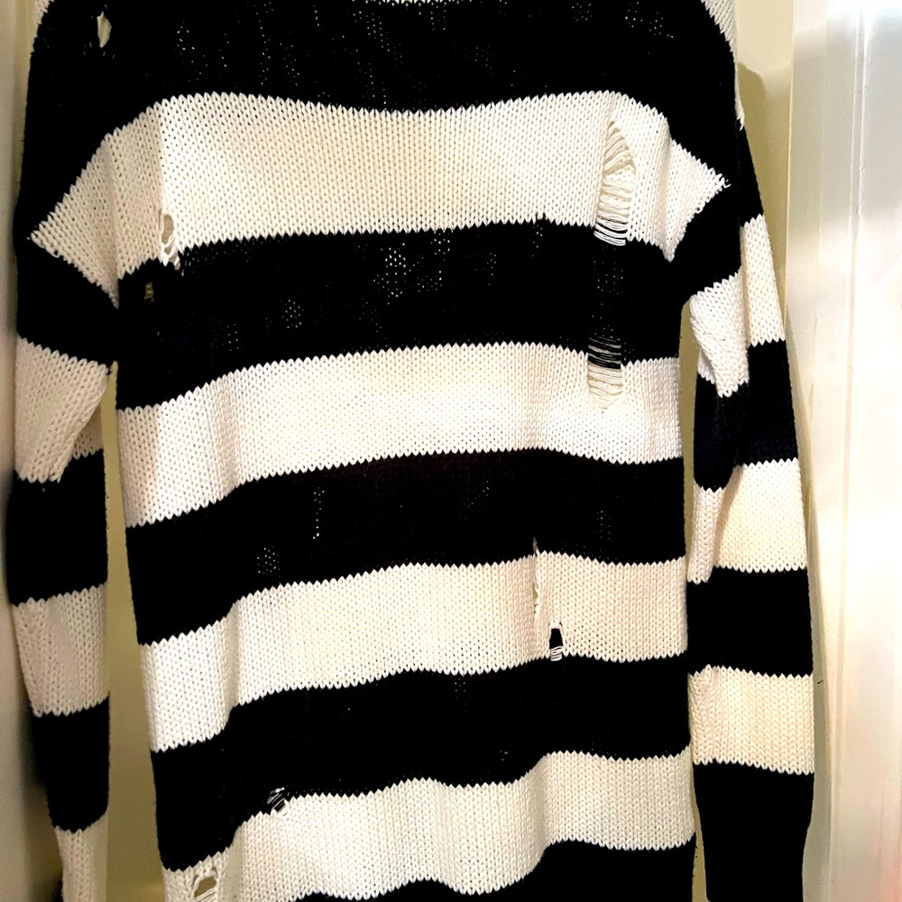 Express distressed M sweater white/black